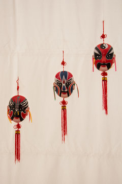 Tres m&aacute;scaras chinas, con fondo blanco, copy-space
