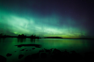 Fototapeta na wymiar Beautiful northern lights over lake