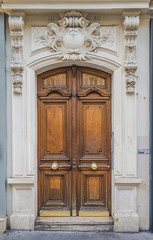 Fototapeta na wymiar Beautiful vintage door in Paris