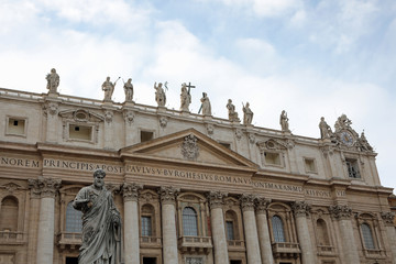 Fototapeta na wymiar Basilica di San Pietro and the statue of the Saint in the Vatica