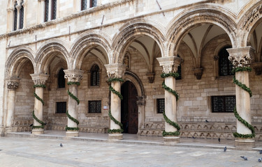 Obraz premium Columns and exterior of the Duke's Palace (Knezev dvor) decorated with Advent wreaths in Dubrovnik, Croatia 