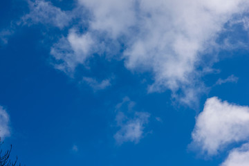 Obraz premium blue sky background with tiny clouds
