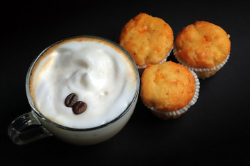 Cappuccino e muffins su sfondo nero, Muffins and cappuccino on black background