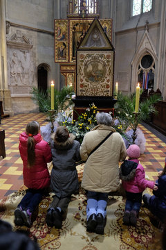 The crucifix in front of God's tomb, was exhibited on Holy Saturday and prepared for veneration in the Zagreb Cathedral 