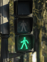 Semáforo de peatones en verde