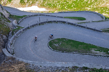 Fahrradfahrer auf einer kurvigen Strassen in den Alpen