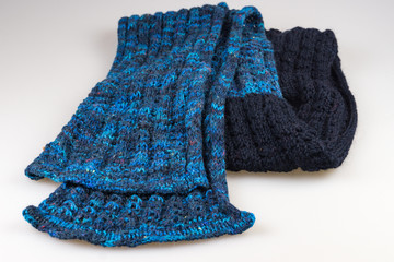 blauer handgestrickter Schal