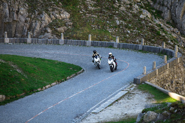 Motorradfahrer in den Schweizer Bergen