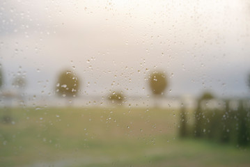 Obraz premium Natural beauty of raindrops on windscreen on gray background