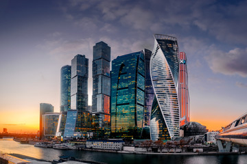 Plakat Moskau City Skyline bei Sonnenuntergang