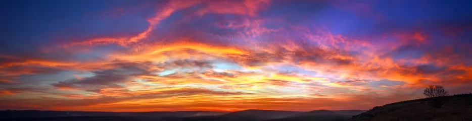 Fototapeten Panorama bunter herrlicher Sonnenuntergang auf dem Land über Hügeln und Feldern, Schönheitsnaturhintergrund © okostia