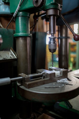 ボール盤で穴あけ作業