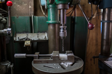 ボール盤で穴あけ作業