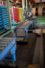 メタルソーで材料を切断