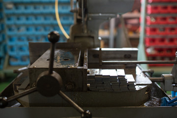 メタルソーで材料を切断