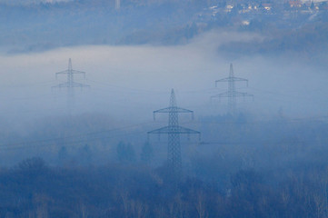 hochspannungsleitung im winter
