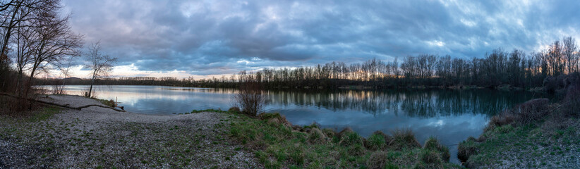 Fototapeta premium Weikerlsee in Abenddämmerung mit markanten Sturmwolken Spiegelung