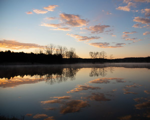 Obraz premium Poranny wschód słońca nad jeziorem