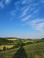 Obraz premium L'ombre d'une éolienne au soleil