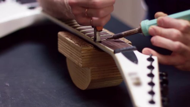Guitar maker fix frets