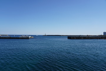 Obraz premium Breakwater and blue sky