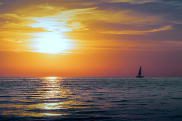 Obraz na płótnie Canvas Sunset on a beautiful sky on a deserted seashore