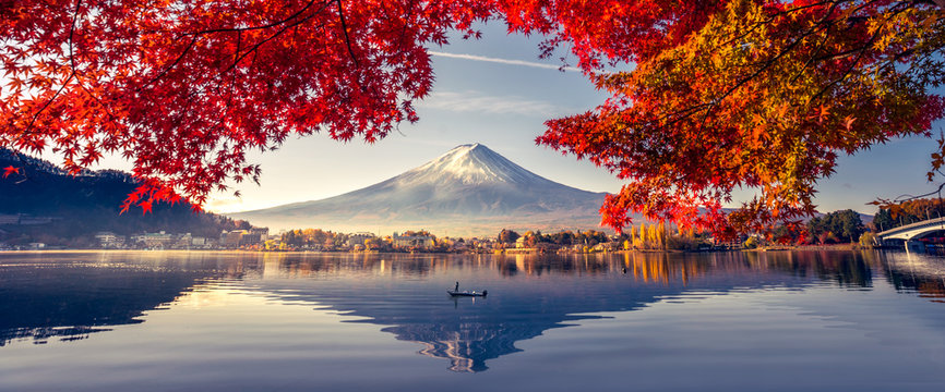 Naklejki Kolorowy sezon jesienny i górskie Fuji z poranną mgłą i czerwonymi liśćmi nad jeziorem Kawaguchiko to jedno z najlepszych miejsc w Japonii