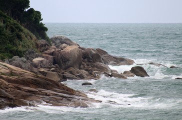 rochas e ondas na Praia de Quatro ilhas, cidade de Bombinhas, estado de Santa Catarina, Pa&iacute;s Brasil