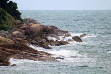 rochas da Praia de Quatro ilhas, cidade de Bombinhas, estado de Santa Catarina, Pa&iacute;s Brasil