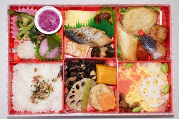 日本の寿司と弁当とケーキ