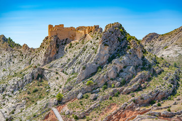 Fototapeta na wymiar Castillo en lo alto de una roca granitica. Castellote, Maestrazgo. Teruel