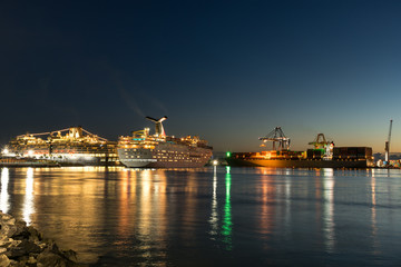 Fototapeta na wymiar Titanes en el puerto