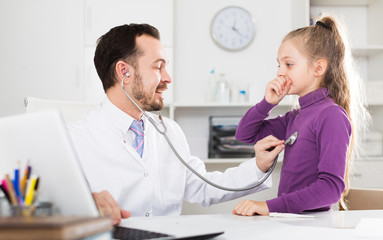 Obraz premium Male doctor and little girl