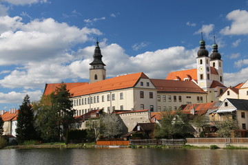 Fototapeta na wymiar チェコ　テルチ 池と城のある風景
