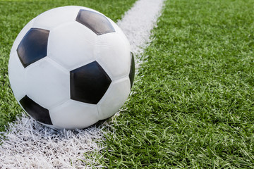 Obraz premium soccer ball in the field on the white line