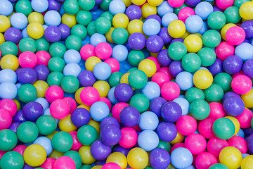 Many colorful plastic balls