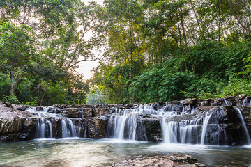 Obraz premium Green forest waterfall