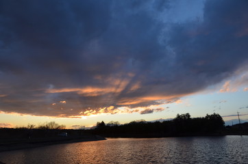Fototapeta na wymiar ため池の夕景
