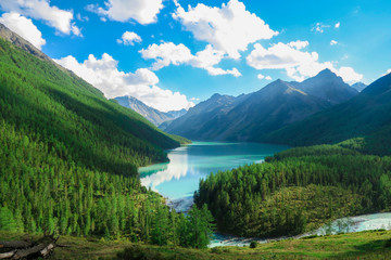 Fototapeta na wymiar Beautiful view of blue Kucherla lake, Altai Mountains