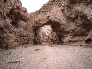 Obraz premium Natural Bridge Arch hiking trail in Death Valley National Park