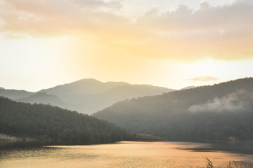 Obraz premium Landscape of dam and sun rising at skyline