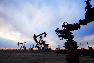 Oil pipeline and pumping unit