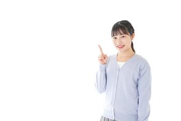 指を指す若い女性