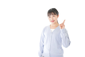 指を指す若い女性