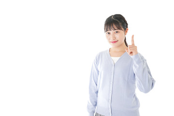 指を指す若い女性