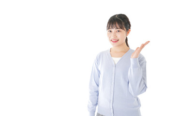 指を指す若い女性