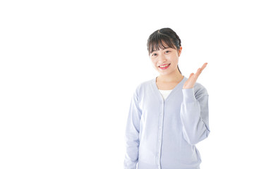 指を指す若い女性