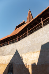 Stadtmauer in Nördlingen mit Schatten der Häuser