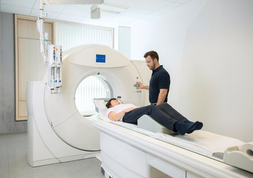 Computertomograph in der Radiologie, MTRA erkl&auml;rt Patientin  Untersuchung