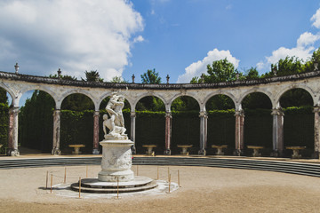 Obraz premium Statue in the garden of the Palace of Versailles, near Paris, France